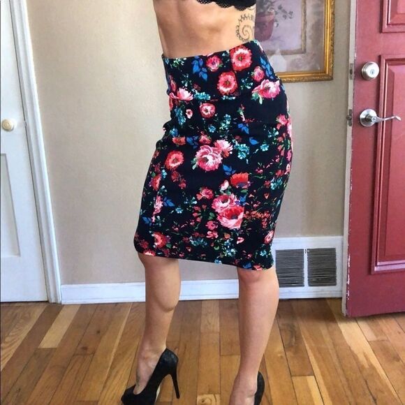 Sexy floral mini skirt  - Picture 2 of 6